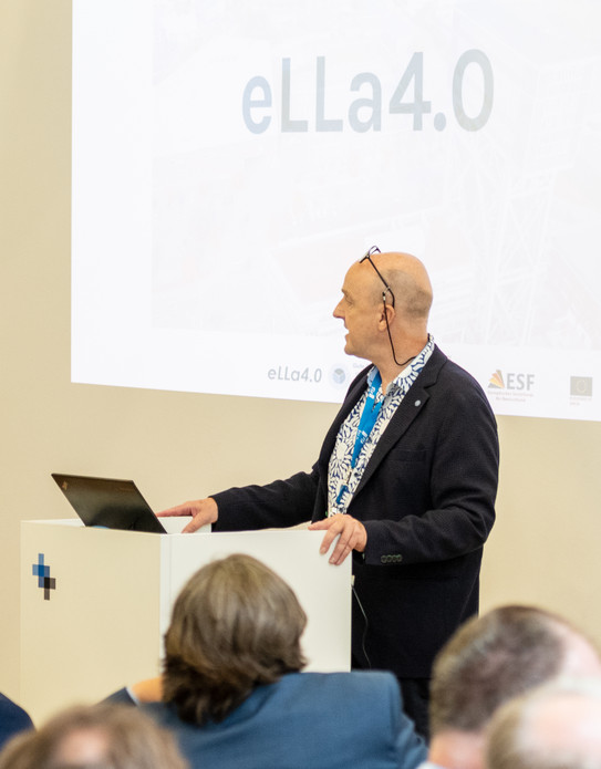 Ralf Kopp am Rednerpult bei seinem Vortrag über das Projekt ella.