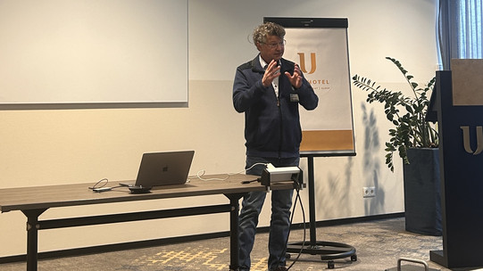 Dr. Michael Kohlgrüber gives a lecture