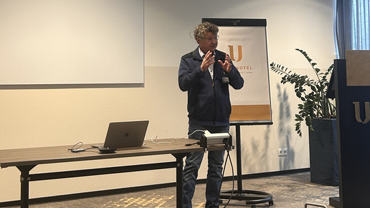 Dr. Michael Kohlgrüber hält einen Vortrag