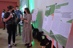 Menschen stehen an Projektständen bei der Veranstaltung "Global Gallery" der TU Dortmund