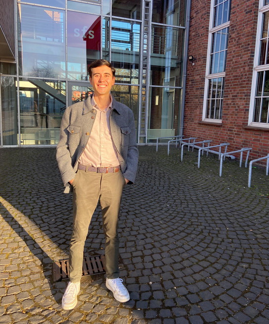 Foto: Andres Zarrate vor dem Haupteingang der sfs