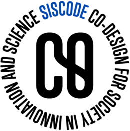 In einem Kreis auf Englisch in Großbuchstaben geschrieben "Siscode Co-Design for Society in Innovation and Science". Das Logo in blau geschrieben. In der Mitte des Kreises ein C und ein O die miteinander verbunden sind.