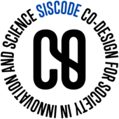 In einem Kreis auf Englisch in Großbuchstaben geschrieben "Siscode Co-Design for Society in Innovation and Science". Das Logo in blau geschrieben. In der Mitte des Kreises ein C und ein O die miteinander verbunden sind.