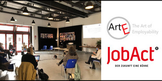 International meeting and theatre premieres in the EU project ArtE - The Art of Employability in Florence. The participants sit together with distance and mouth protection due to corona.