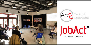 Internationales Meeting und Theaterpremieren im EU-Projekt ArtE – The Art of Employability in Florenz. Die Teilnehmer:innen sitzen coronabedingt mit Abstand und Mundnasenschutz beisammen.