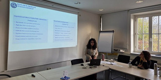 Concetta Giusto und Dr. Karina Maldonado-Mariscal während einer Präsentation an der sfs