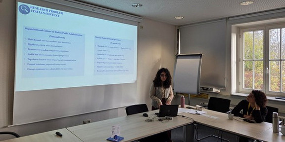 Concetta Giusto und Dr. Karina Maldonado-Mariscal während einer Präsentation an der sfs