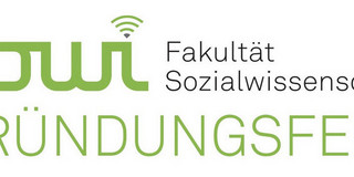 Schriftelement "Gründungsfeier der Fa­kul­tät Sozial­wissen­schaften am 15.01.2021" in hellgrüner TU-Dortmund-Schriftfarbe und dem Logo der Fakultät Sozialwissenschaften