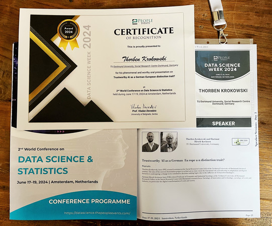 Teilnehmerurkunde, Ausweis und Programmheft von Thorben Krokowski von der Data Science Week 2024.