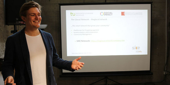 Adrian Götting hält eine Präsentation bei dem SIKE Workshop im Impact Hub Ruhr