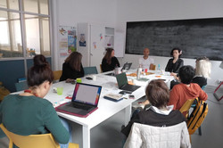 Besprechungssituation mit acht Personen