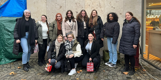Die Teilnehmenden der Get Online Week stehen zu einem Gruppenbild versammelt vor einem Gebäude.