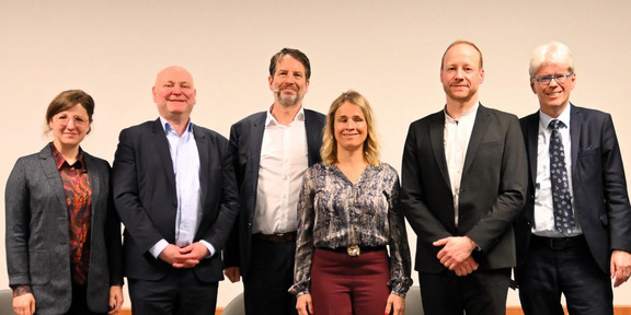 VdK-Landesvorsitzende Verena Bentele und VdK-Landesgeschäftsführer Michael Pausder mit den Gästen des ersten Tags (von links): Dr. Jennifer Eckhardt, Prof. Dr. Achim Truger, Alexander Hagelüken und Prof. Dr. Fabian Pfeffer.