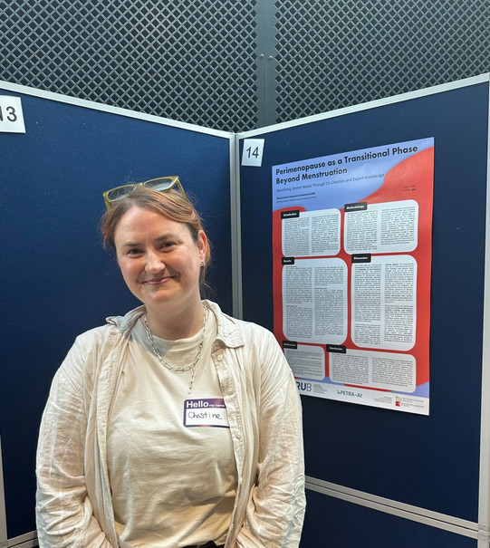 Foto: Christine Best steht neben ihrem Konferenzposter