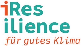 iResilience Logo. kleines, rotes i. Danach in hellgrüner Schrift "Resilience". Darunter in roter Schrift "für gutes Klima".