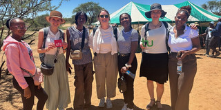 Gruppenfoto von sechs Personen, die im Halbkreis stehen.
