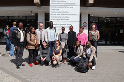Gruppenfoto der Projektpartner SmartVille auf dem Campus der TU Dortmund.