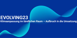 Grafik: Text mit der Aufschrift „EVOLVING23 – Klimaanpassung im ländlichen Raum – Aufbruch in die Umsetzung“ vor einem blauen Hintergrund mit geschwungenen Formen.