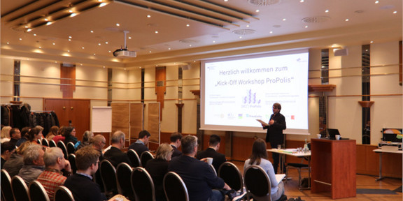 Kick-Off-Workshop im Projekt "ProPolis" in Dortmund, bei dem Teilnehmende die Präsentation von Dr. Rick Hölsgens verfolgen.