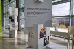 Foto: Informationssäule mit vier Ebenen drehbarer, dreieckiger Texttafeln. Auf dieser sind Informationen über den Preisträger BAG WfbM, den Gewinner Franz Sales Haus und das Projekt AWIEW enthalten