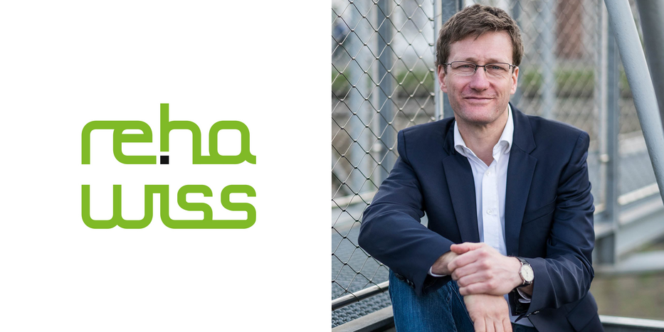 Portrait von Dr. Bastian Pelka (sitzend). Links angefügt das hellgrüne Logo der Fakultät Rehabilitationswissenschaften.