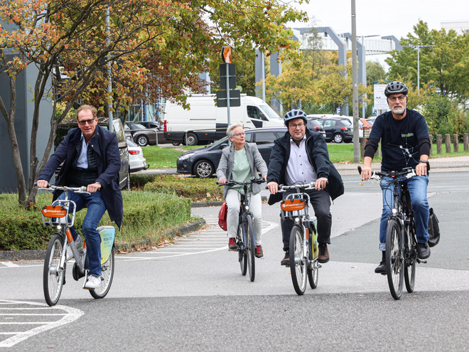 Vier Personen fahren fahren auf einem Fahrrad.