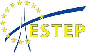 ESTEP Logo 14 gelbe Sterne in einem Kreis angeordnet, unterbrochen unten rechts durch in gelben Großbuchstaben geschrieben "ESTEP". Drei blaue Linien durchqueren das Bild.