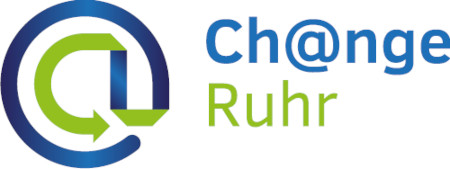 Change Ruhr Logo. Grün und blaues At-Zeichen links. In blauer Schrift auf Englisch rechts daneben "Change". Das "a" wird durch ein At-Zeichen ersetzt. Darunter in grüner Schrift "Ruhr".