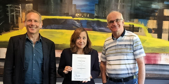 In the photo, Prof. Nadja Dörflinger is holding her certificate of appointment. She is flanked by the Dean of the Department of Social Sciences, Prof. Cornelius Schubert, and the President of TU Dortmund University, Prof. Manfred Bayer.